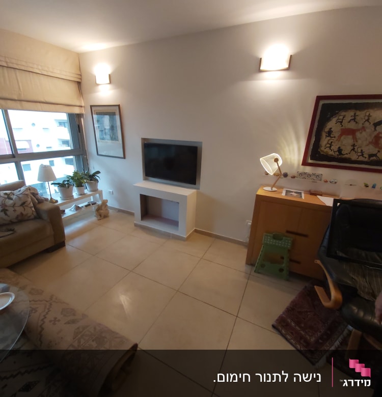 קיר גבס עם טלוויזיה תלויה ומנורה